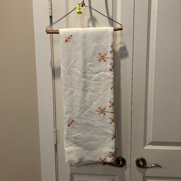 Gorgeous Vintage Embroidered Cross Stitch Cutwork Linen Tablecloth - Picture 3 of 10